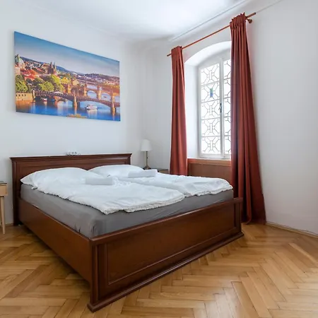 Historic Spirit At Under The Castle Apartment